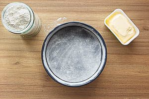 Springform f&uuml;r den veganen Apfelkuchen einfetten und mit Mehl best&auml;uben
