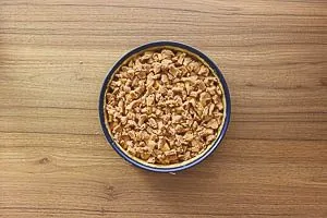 Streuselteig zurecht zupfen und auf der Apfelfüllung verteilen