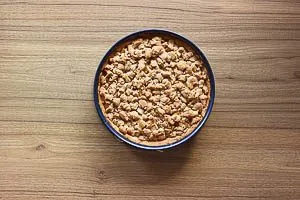 Veganen Apfelkuchen nach dem Backen ausdampfen lassen