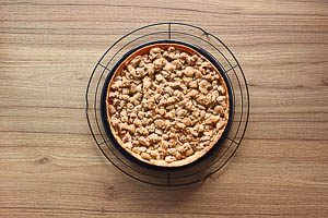 Apfelkuchen auf einem Gitter vollst&auml;ndig ausk&uuml;hlen lassen