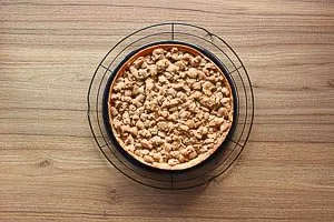 Apfelkuchen auf einem Gitter vollständig auskühlen lassen