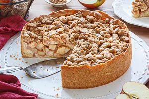 Veganen Apfelkuchen servieren
