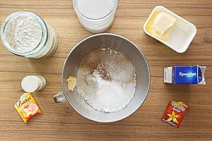 Trockene Zutaten und Margerine f&uuml;r den veganen Apfelkuchen in eine Sch&uuml;ssel geben