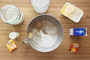 Trockene Zutaten und Margerine für den veganen Apfelkuchen in eine Schüssel geben