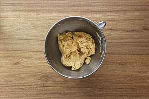 Kuchenzutaten mit dem Handr&uuml;hrger&auml;t vermengen