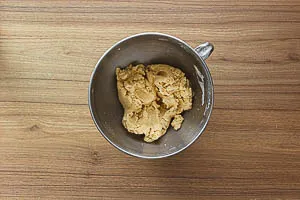 Kuchenzutaten mit dem Handrührgerät vermengen