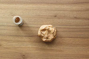 Teig für Streusel mit etwas Zimt vermengen