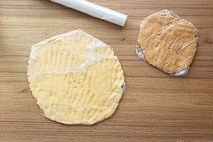 Kuchenteig zu flachen Scheiben formen