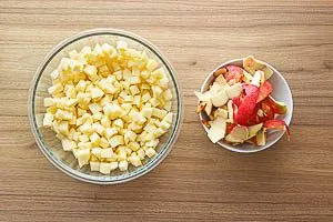 Äpfel für die Füllung würfeln