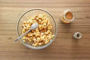 Apfelwürfel mit Zimt und Zucker verfeinern