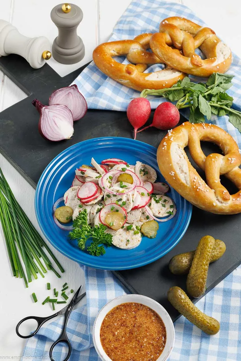 Wei&szlig;wurstsalat mit Radieschen