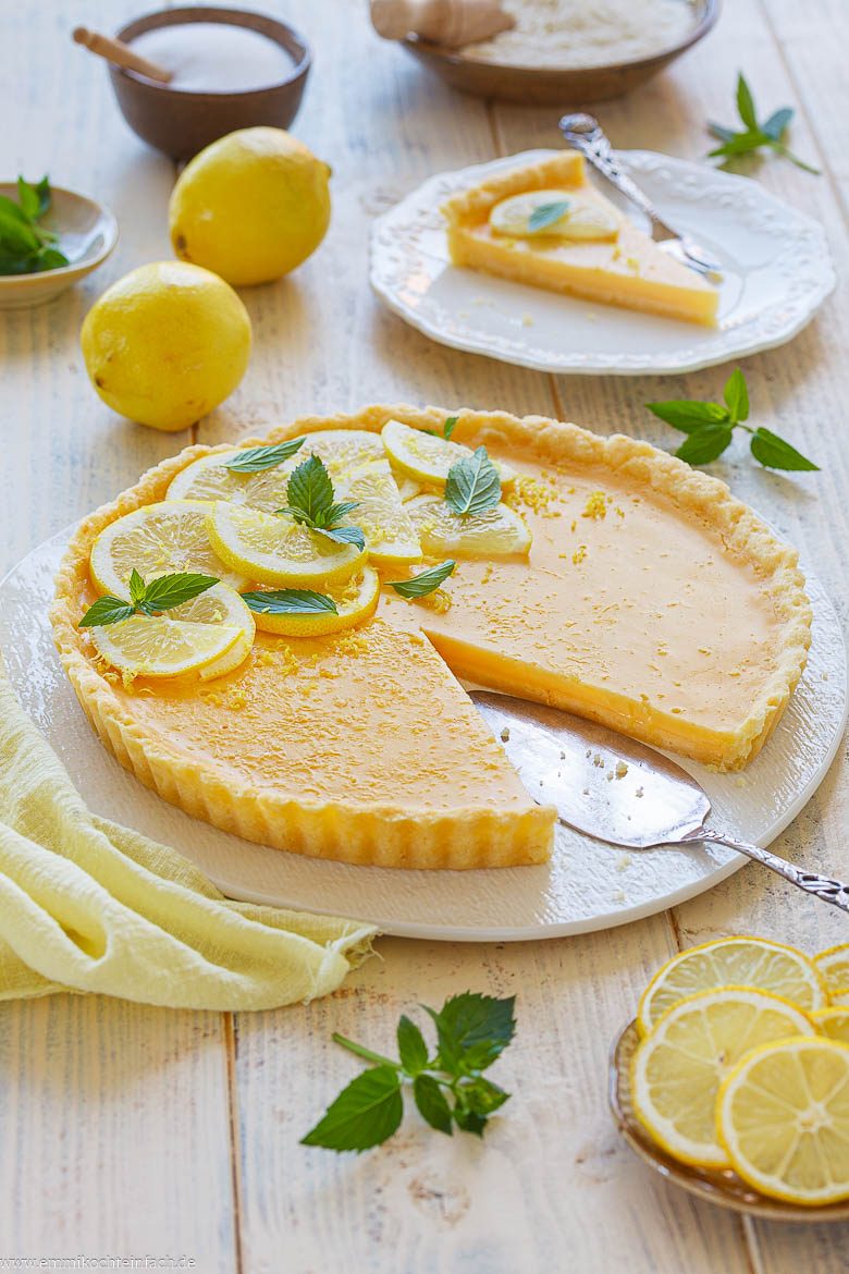 S&uuml;&szlig;er Kuchen mit Zitronenf&uuml;llung auf M&uuml;rbeteig