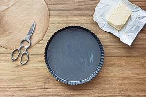Backpapier ausschneiden, Tarteform einfetten