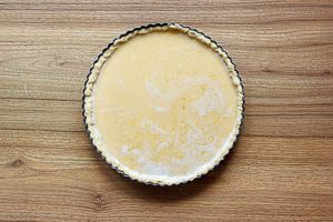 Zitronenf&uuml;llung auf den Teigboden geben und fertig backen