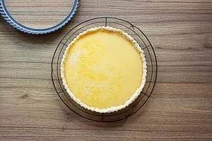 Vorsichtig aus der Form heben und auf einem Gitter ausk&uuml;hlen lassen