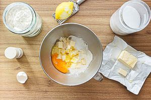 Mehl, Zucker, Butter, Salz und ein Ei in eine Sch&uuml;ssel geben, Zeste von einer Zitronen abreiben und dazugeben