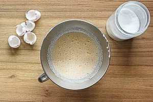 Eier und Zucker in einer Sch&uuml;ssel schaumig schlagen