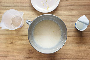 Sahne, Zitronensaft und Zeste dazugeben