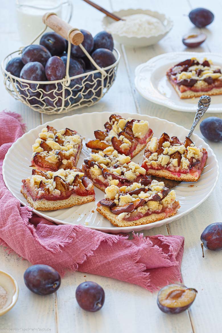 Zwetschgendatschi mit Hefeteig, Streusel-Topping und frischen Zwetschgen