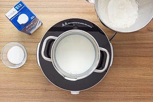 Milch erw&auml;rmen, Mehl und Zucker abwiegen
