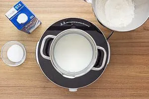 Milch erw&auml;rmen, Mehl und Zucker abwiegen
