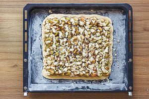 Streusel auf den Zwetschgen verteilen