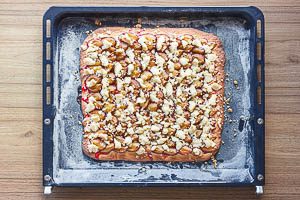 Zwetschgendatschi backen bis der Teigrand goldbraun ist