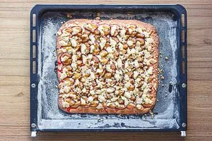 Zwetschgendatschi backen bis der Teigrand goldbraun ist