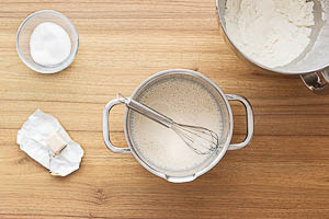 Hefe, etwas Mehl und Zucker in die Milch geben und verr&uuml;hren