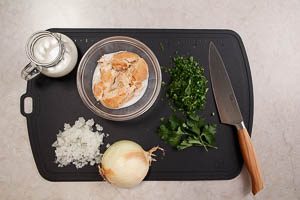 Br&ouml;tchen in Milch einweichen, Zwiebel klein schneiden, Petersilie waschen und hacken