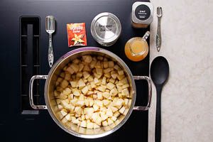 Mit Apfelsaft, Zimt und Bourbon-Vanillezucker auff&uuml;llen.