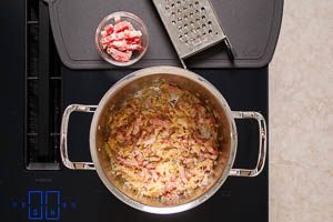 Speck, Zwiebel und Apfel and&uuml;nsten.