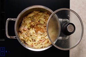 Bayrisch Kraut k&ouml;cheln lassen.