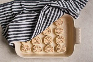 Zimtschnecken mit einem Handtuch abdecken und ruhen lassen