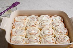 Zimtschnecken mit Frischk&auml;se-Frosting bestreichen