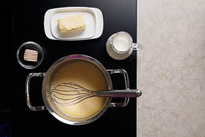 Frischhefe in Butter und Milch aufl&ouml;sen