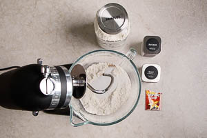Mehl, Salz, Bourbon-Vanillezucker und Zucker vermengen