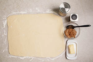 Paste aus Zimt, Zucker und Butter herstellen