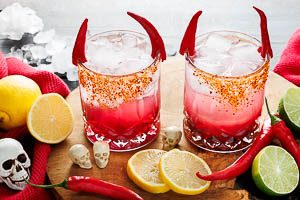 Fertig ist dein Halloween Cocktail Devil's Kiss.