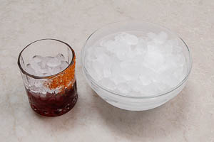 Glas mit Eis auff&uuml;llen.