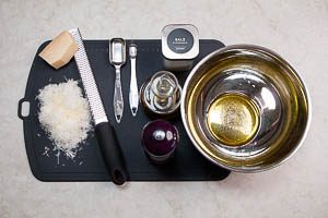 Marinade aus Oliven&ouml;l, Salz und Pfeffer und Parmesan reiben