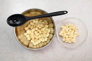 Gnocchi mit der Marinade vermengen