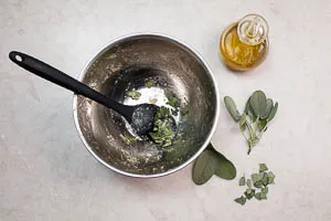Salbei waschen, trocknen, zupfen und in die Schüssel der Gnocchi geben. Olivenöl dazugeben und beiseitestellen