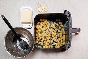 Butter und Salbeibl&auml;tter dazugeben, Korb durchsch&uuml;tteln und die Gnocchi f&uuml;r weitere 2 Minuten garen