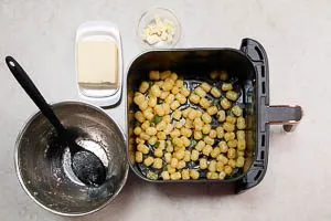 Butter und Salbeiblätter dazugeben, Korb durchschütteln und die Gnocchi für weitere 2 Minuten garen