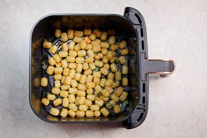 Danach sind die goldbraunen Gnocchi im Airfryer fertig gebacken
