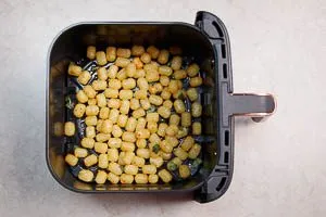 Danach sind die goldbraunen Gnocchi im Airfryer fertig gebacken