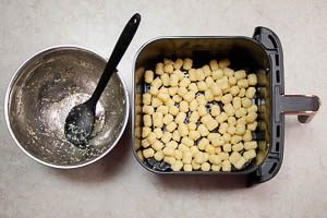 Gnocchi auf der Garplatte verteilen und im Airfryer f&uuml;r 5 Minuten garen