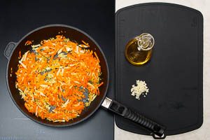 Kleingeschnittenes Gem&uuml;se in Oliven&ouml;l and&uuml;nsten