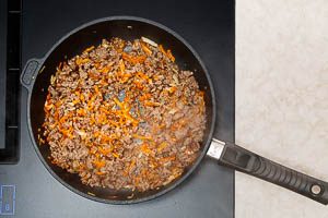 Hackfleisch mit dem Gem&uuml;se anbraten